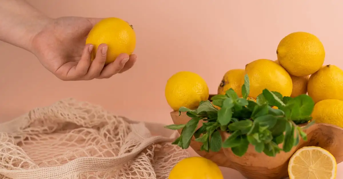 Como o suco de limão elimina o cheiro de peixe da cozinha?