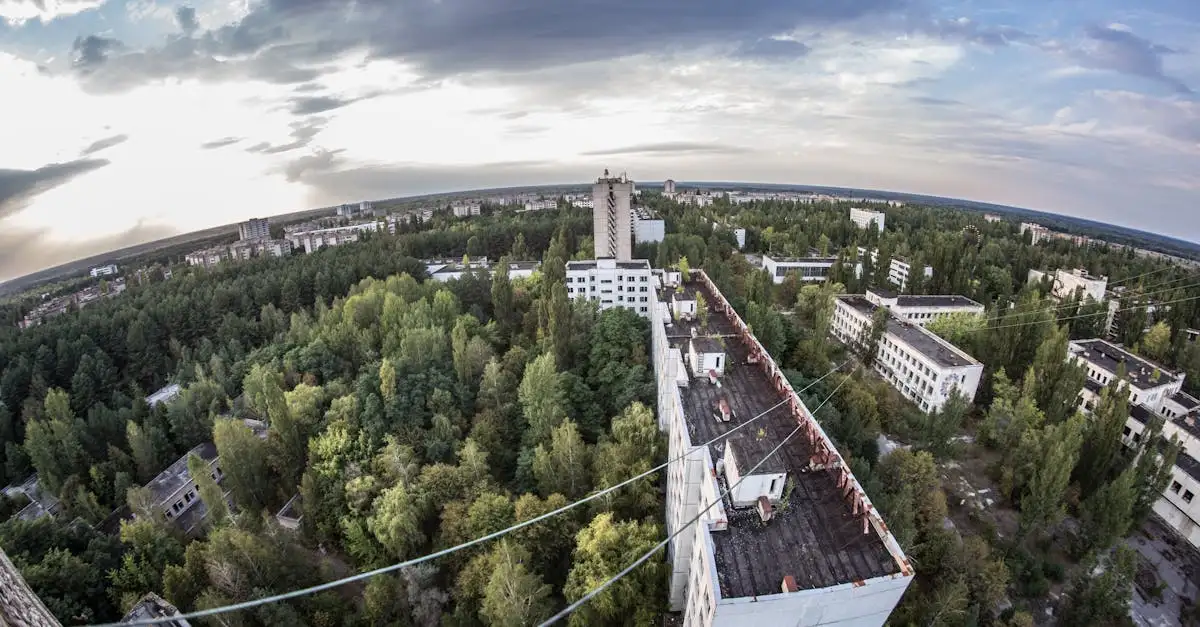 O que causou o desastre de Chernobyl e seu impacto ambiental?