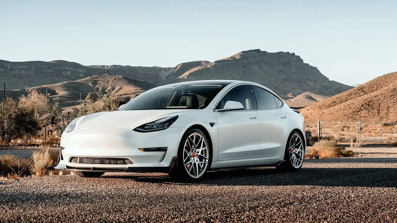 O que fez do Tesla Roadster o primeiro carro esportivo elétrico?