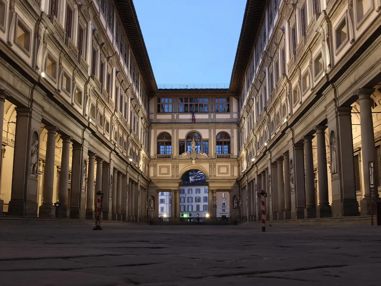Onde está localizado o famoso Museu Uffizi na Itália?