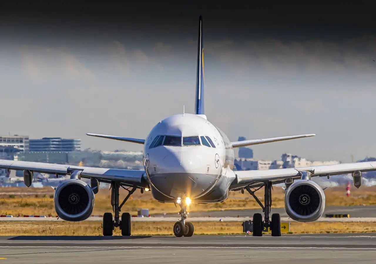Quais métodos ajudam na pesquisa de materiais alternativos para aviões?