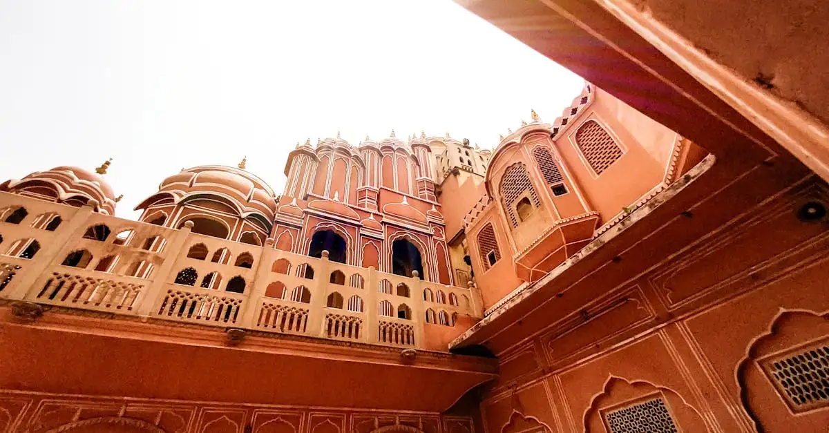 Qual cidade da Índia é famosa por seus impressionantes palácios?