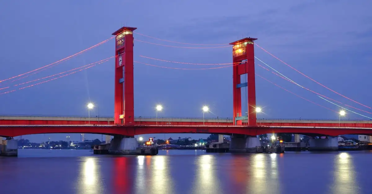 Qual cidade de Sumatra é famosa por suas plantações de pimenta?