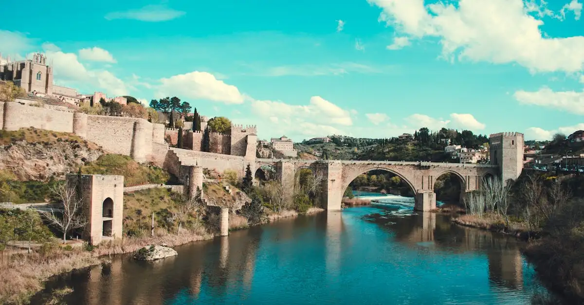 Qual é a cidade medieval da Espanha famosa por sua catedral?