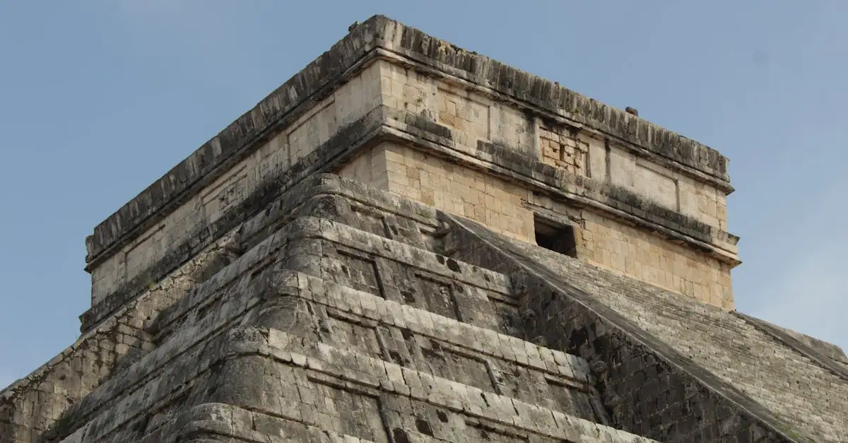 Qual é a famosa pirâmide de escadas no México?