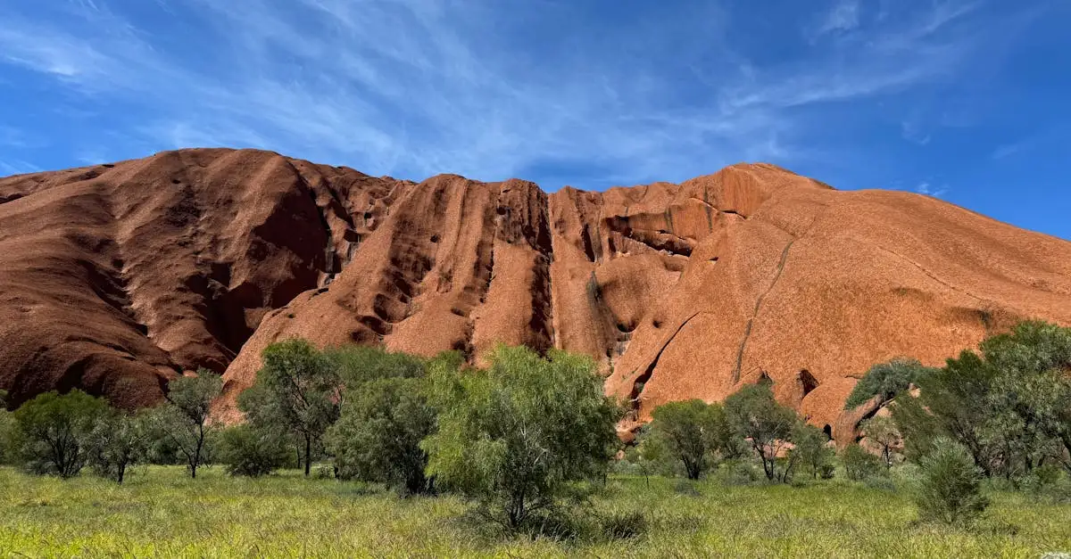 Qual é a formação rochosa mais famosa da Austrália?