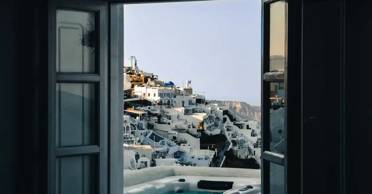Qual é a ilha grega famosa por suas casas brancas?