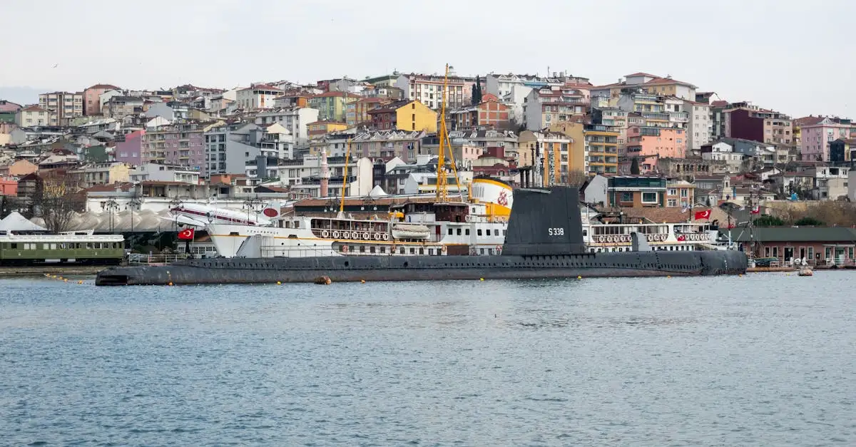 Qual é a importância de navios e submarinos na marinha?