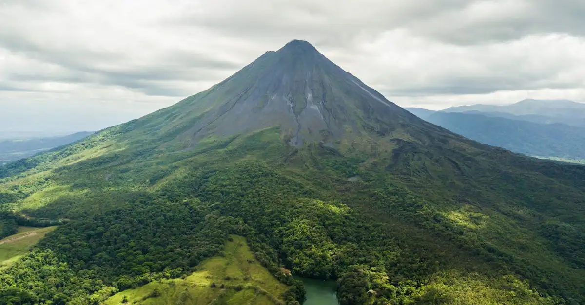 Qual região da Costa Rica abriga o vulcão Arenal?