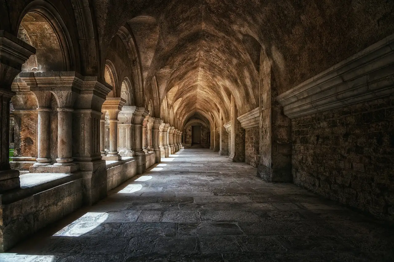 Como surgiram as universidades na Europa medieval?