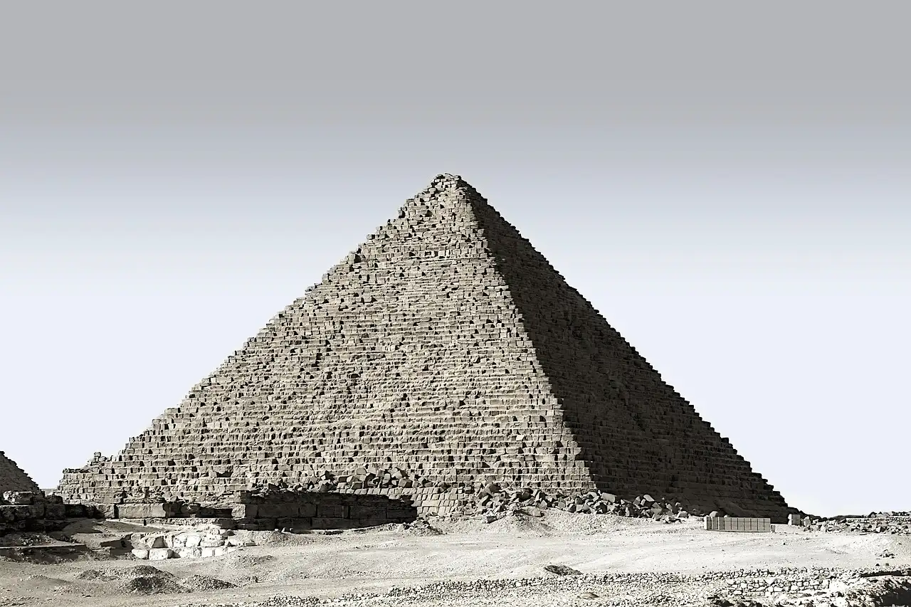 O que são mastabas e como se diferenciam das pirâmides?