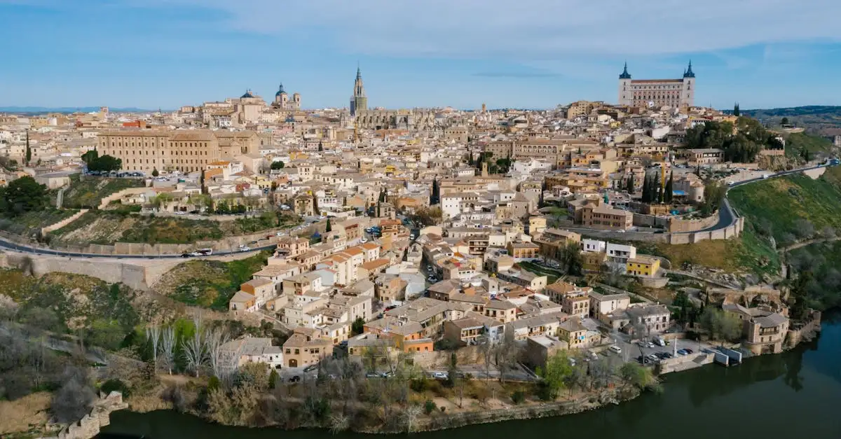 Onde fica a cidade histórica de Toledo na Espanha?