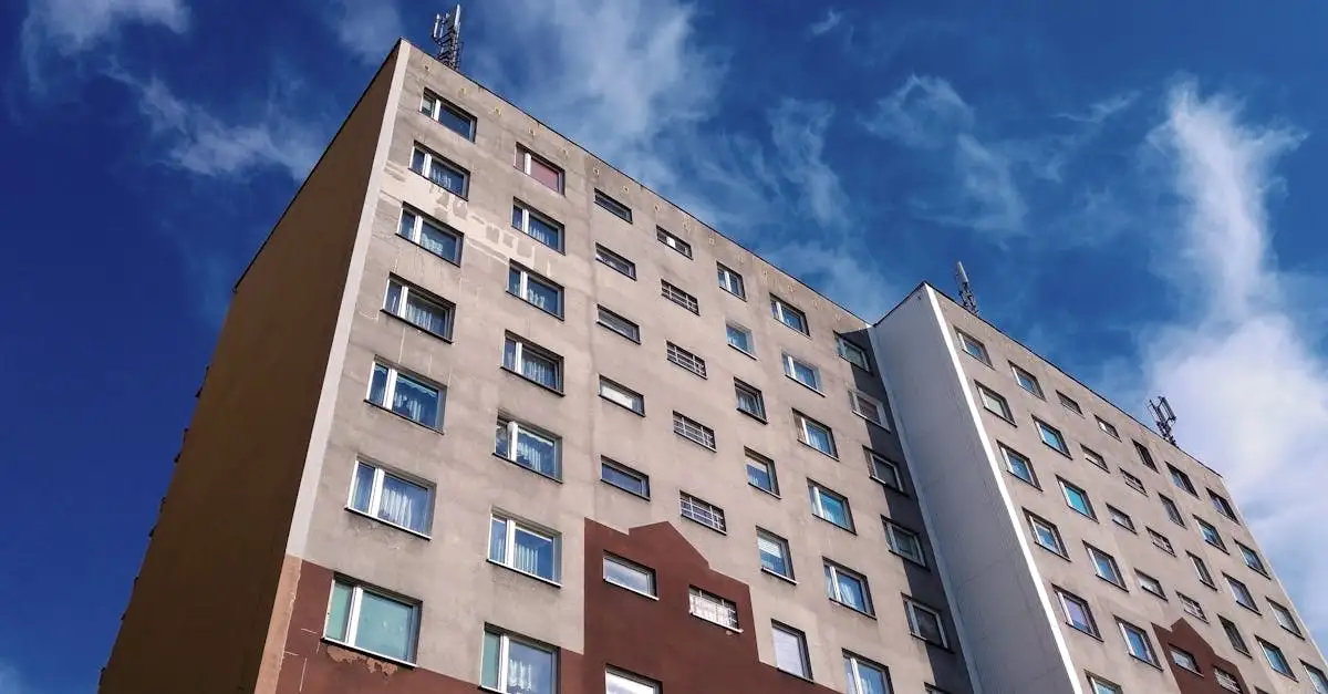 Quais fatores tornam os arranha-céus viáveis para habitação?