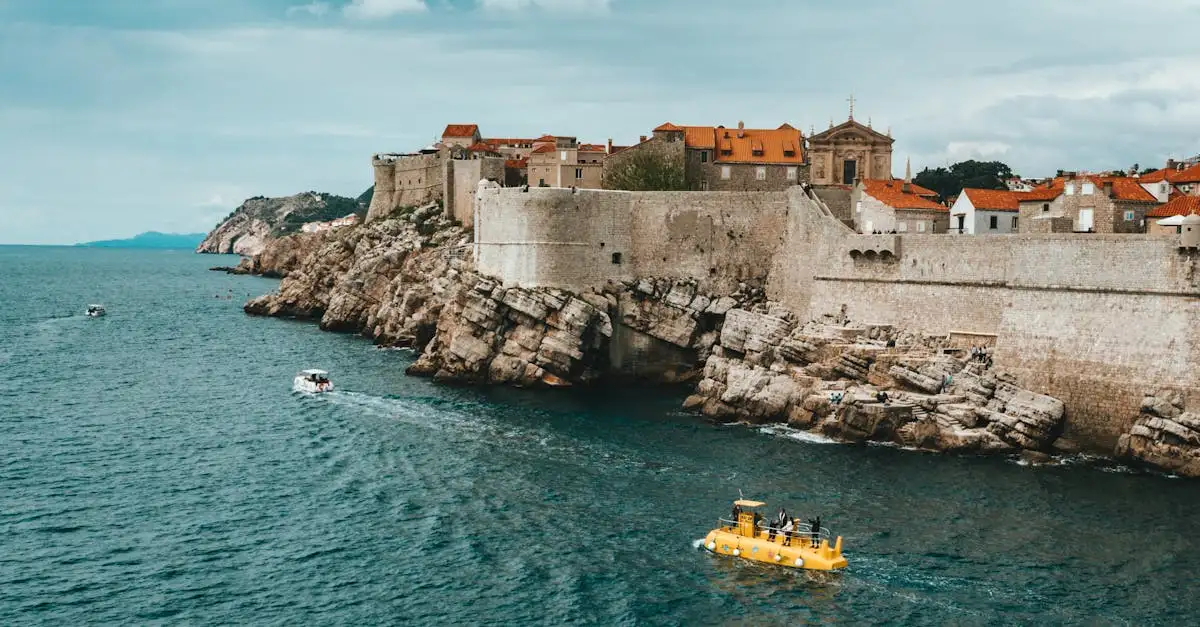 Qual cidade abriga as famosas Muralhas de Dubrovnik?