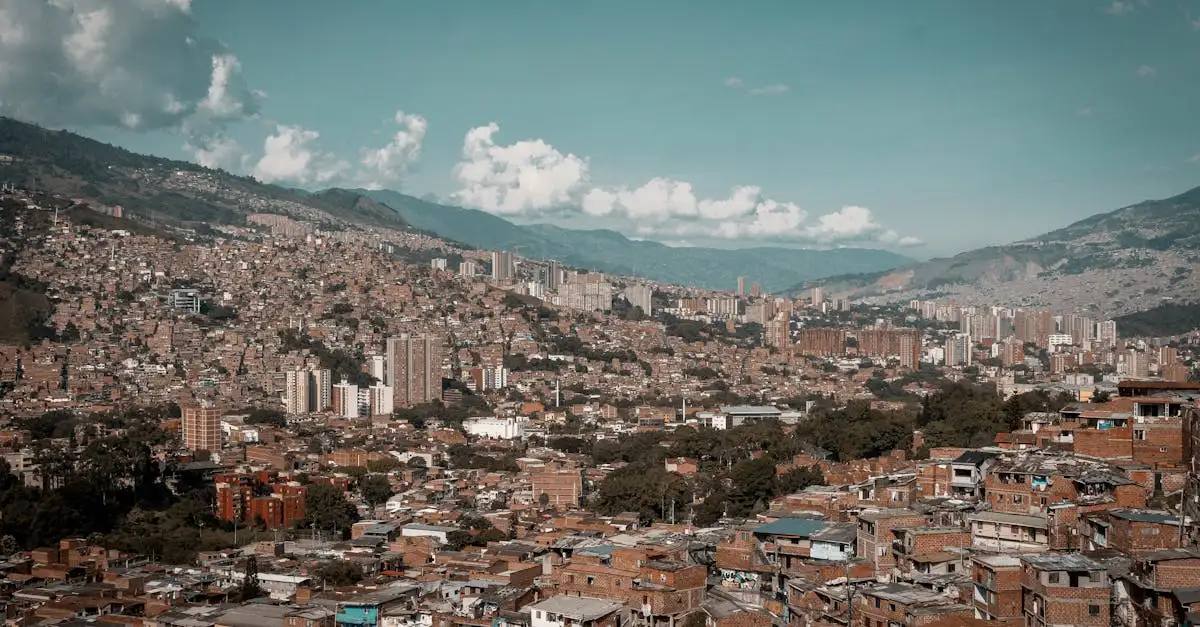 Qual cidade colombiana é famosa pelo Cartel de Medellín?