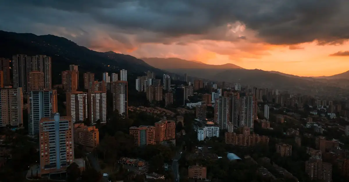 Qual cidade colombiana é famosa pelo Cartel de Medellín?