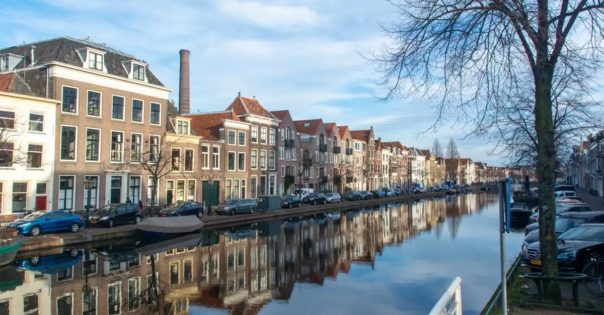 Qual cidade da Holanda guarda os principais arquivos históricos?