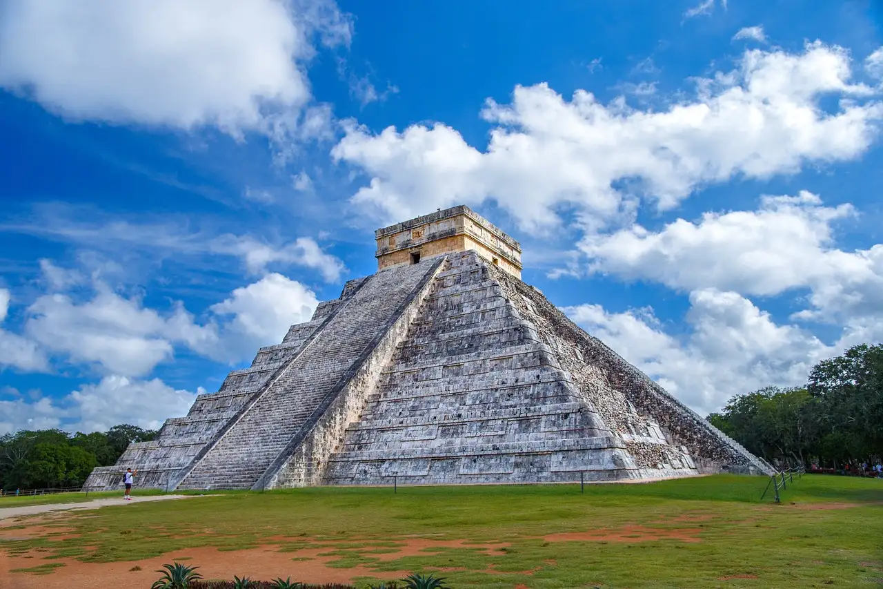 Qual cidade está próxima a Chichen Itza no México?
