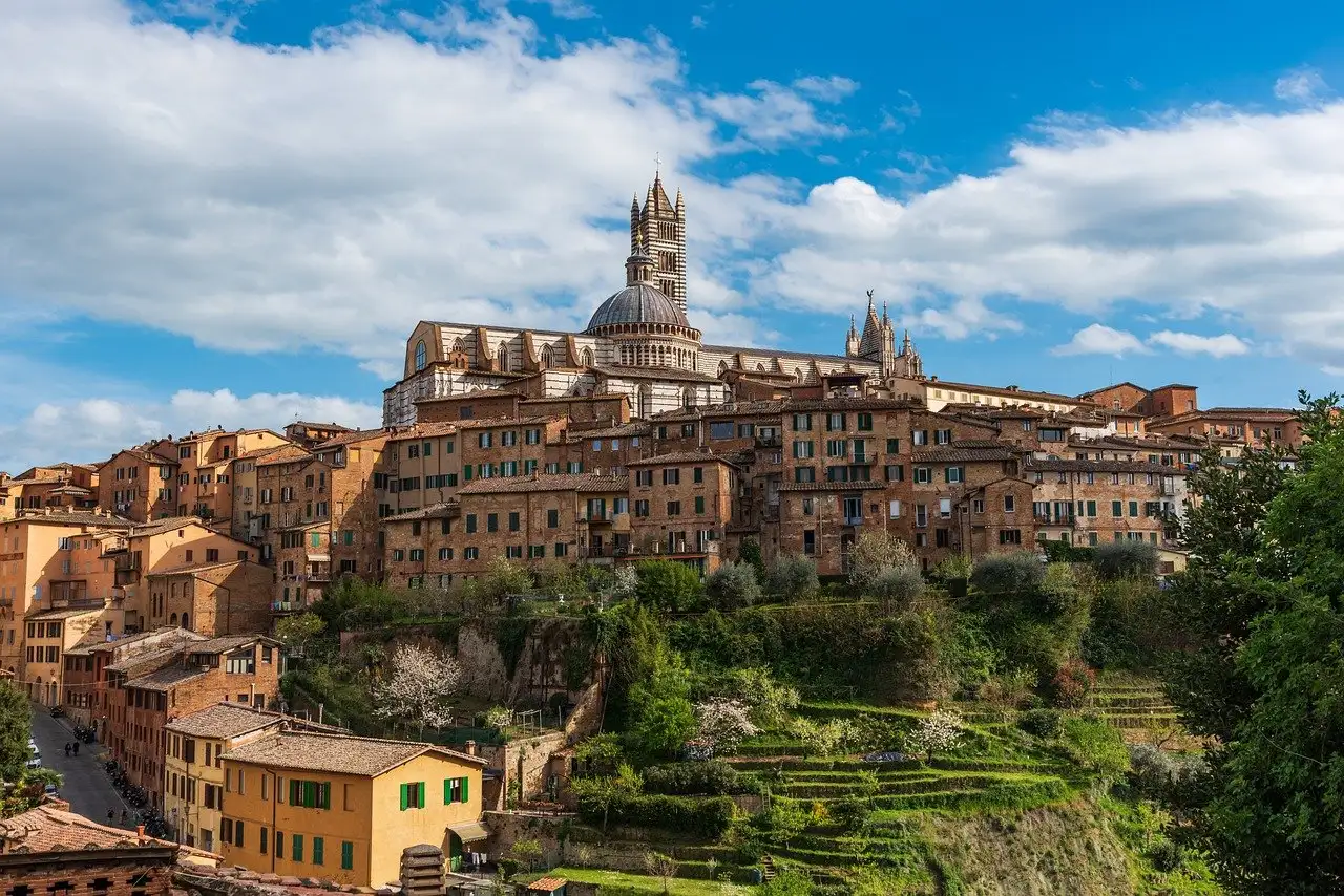 Qual cidade italiana foi um centro comercial medieval?