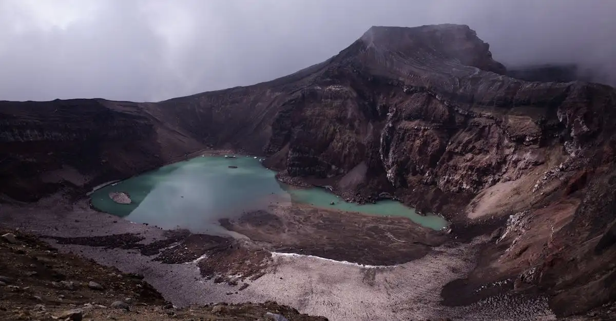 Qual cratera vulcânica em Cradle Mountain é imperdível?