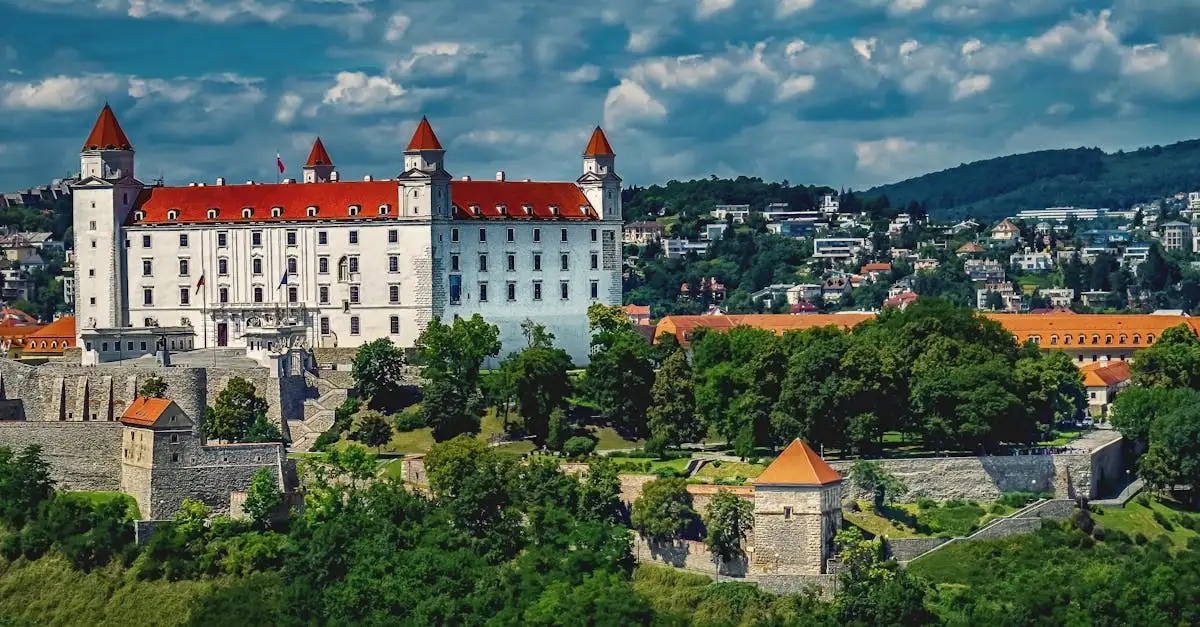 Qual é a cidade da Eslováquia famosa por seu castelo?
