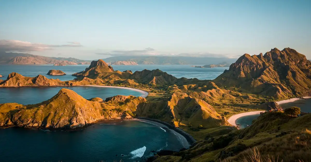 Qual é a cidade da Indonésia famosa por praias e templos?