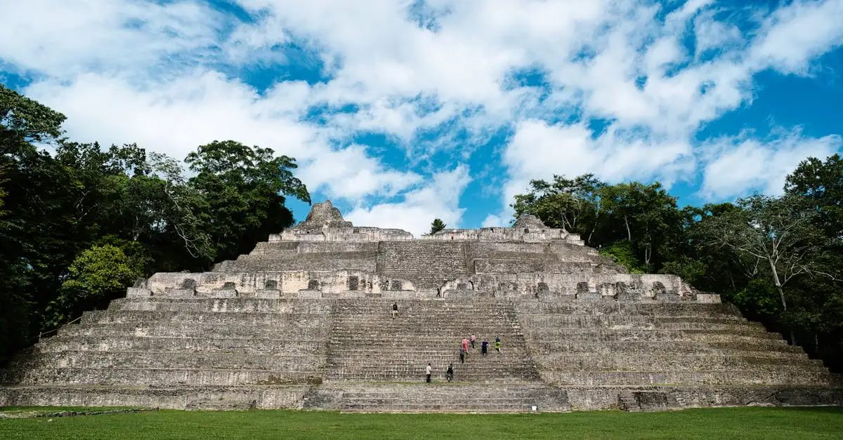 Qual é a história resumida de Belize em poucos passos?