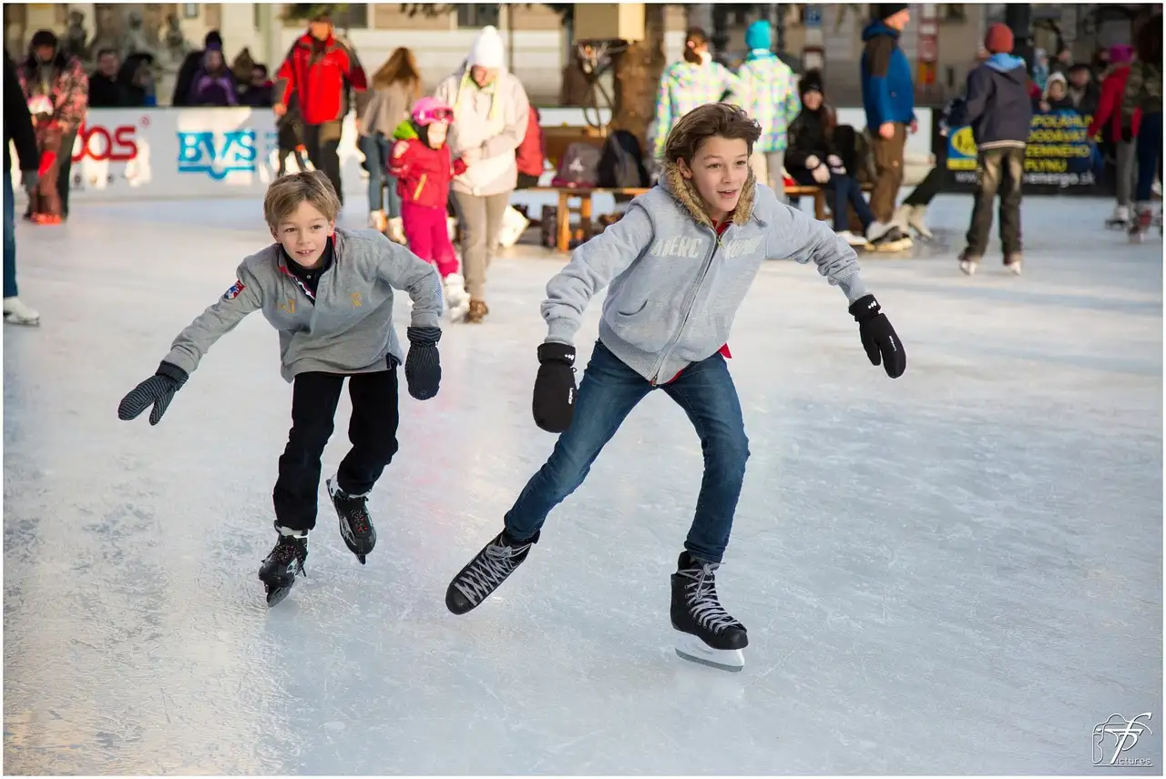 Como os patinadores conseguem fazer curvas com facilidade?