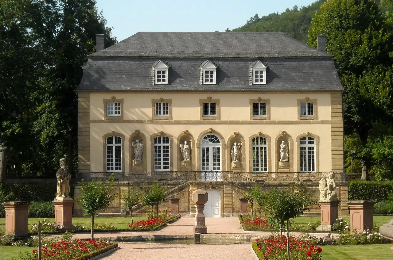 Quais são os edifícios e museus históricos mais belos em Mônaco?