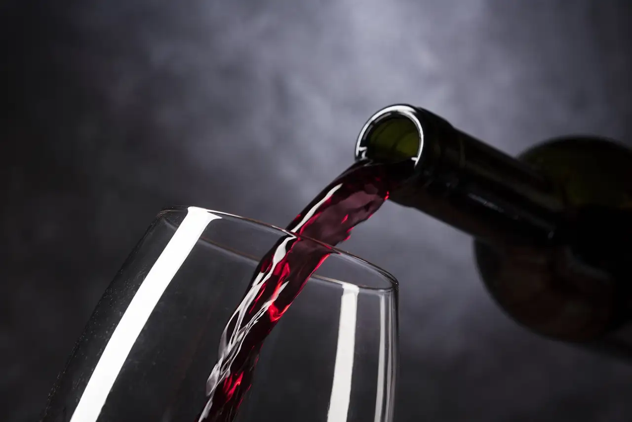 Qual a importância do vinho na sociedade romana antiga?