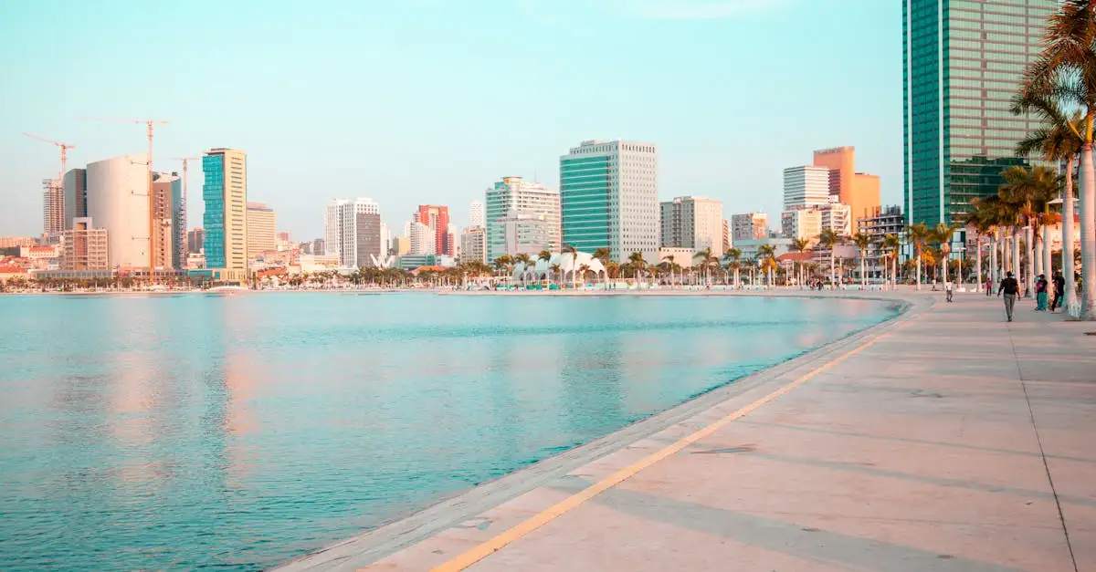 Qual cidade de Angola foi chave para a colonização portuguesa?