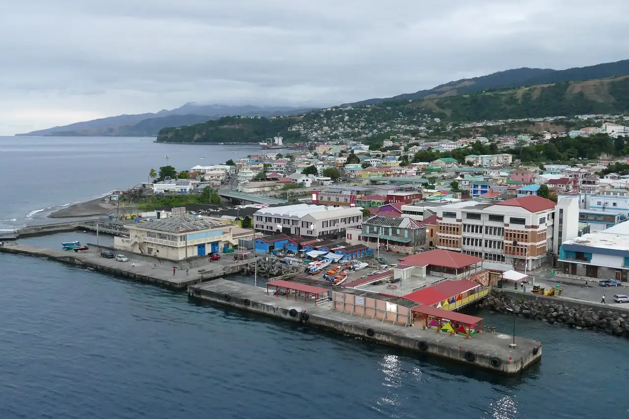 Qual é a capital de Dominica e por que é importante?
