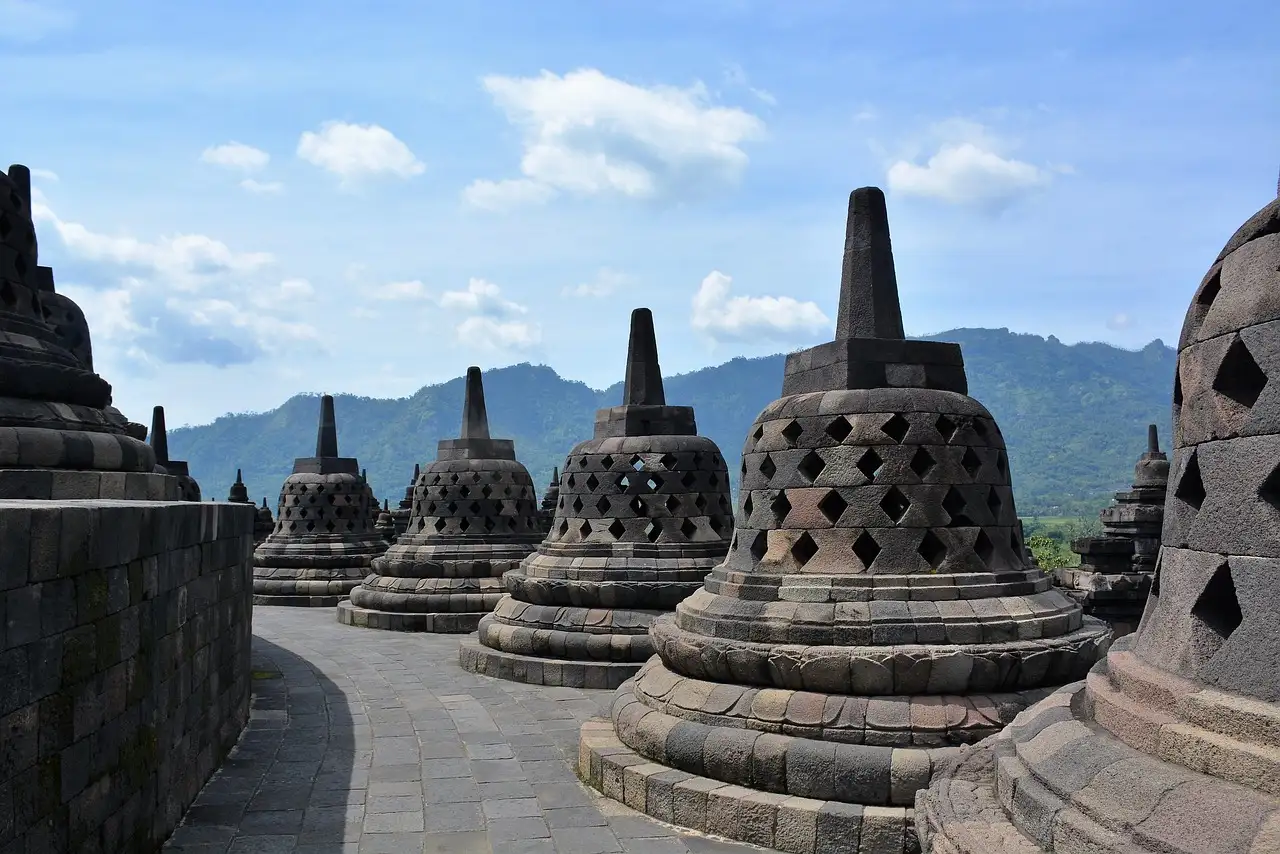 Qual é a cidade indonésia do famoso templo Borobudur?