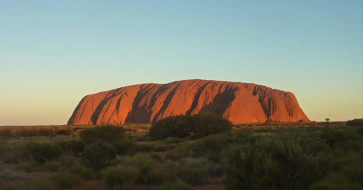 Qual é o ícone rochoso de Uluru-Kata Tjuta?