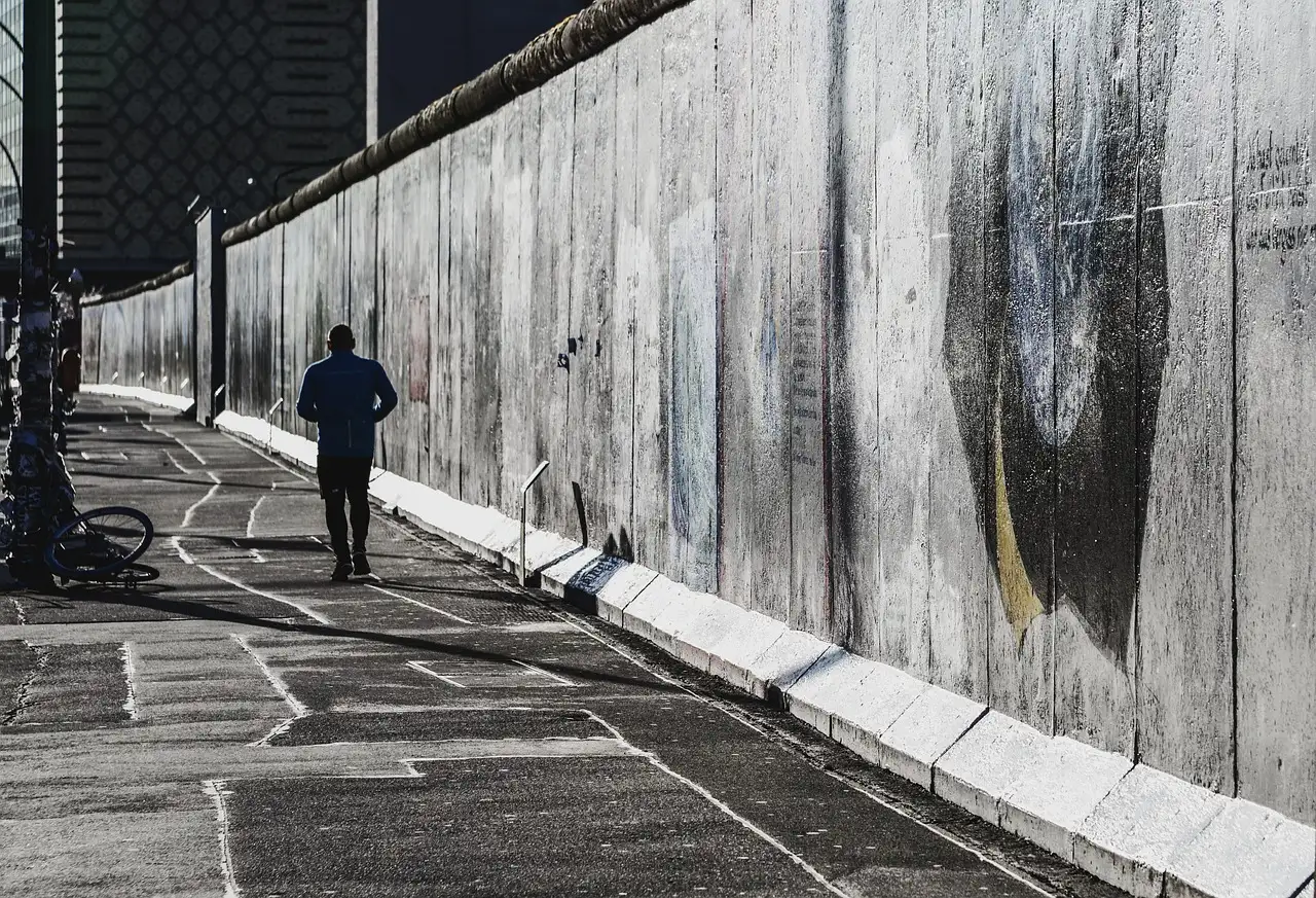 Qual foi o muro que dividiu Berlim entre 1961 e 1989?