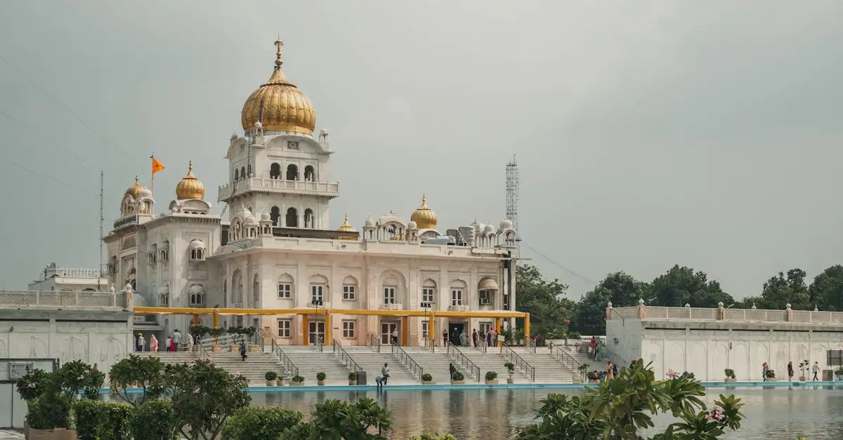 Qual templo na Índia é feito de mármore e é o Templo Dourado?