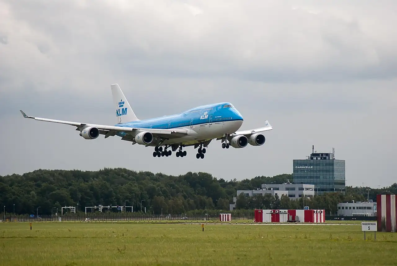 Quantas pessoas estão empregadas no Aeroporto de Schiphol?