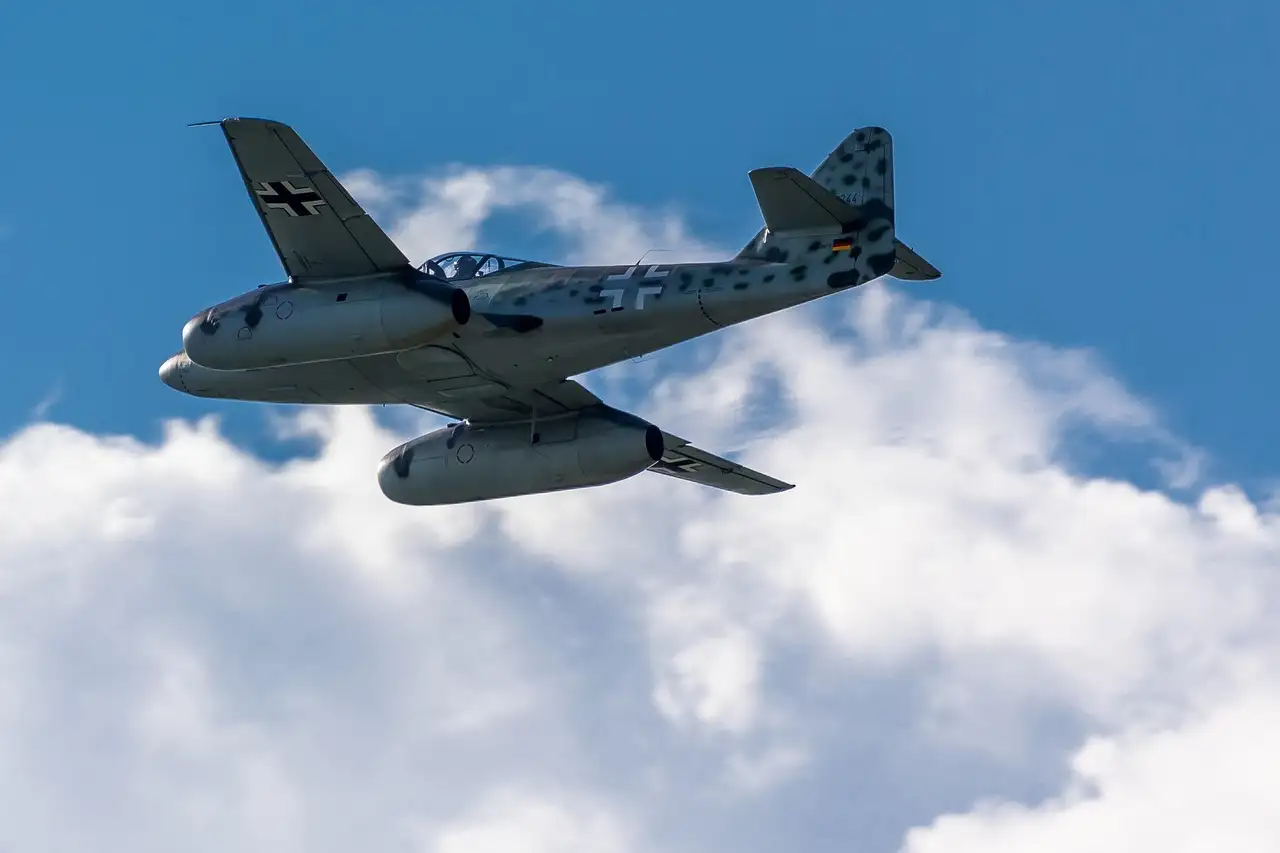 O que fez o Messerschmitt Me 262 ser único como caça a jato?