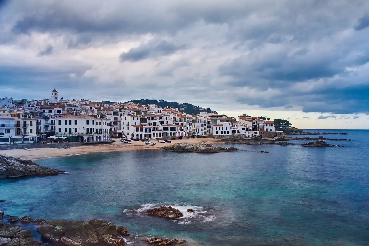 Qual a duração do voo de Amsterdã à Costa Brava?