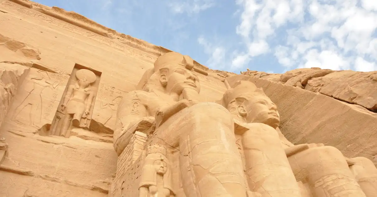 Qual é a cidade do Egito com os templos de Abu Simbel?