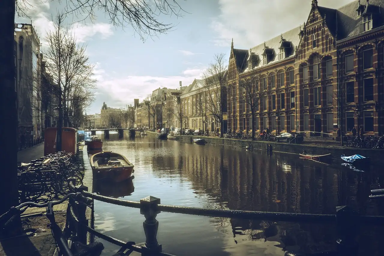 Qual é a duração da viagem de ônibus ou trem de Amsterdã a Split?