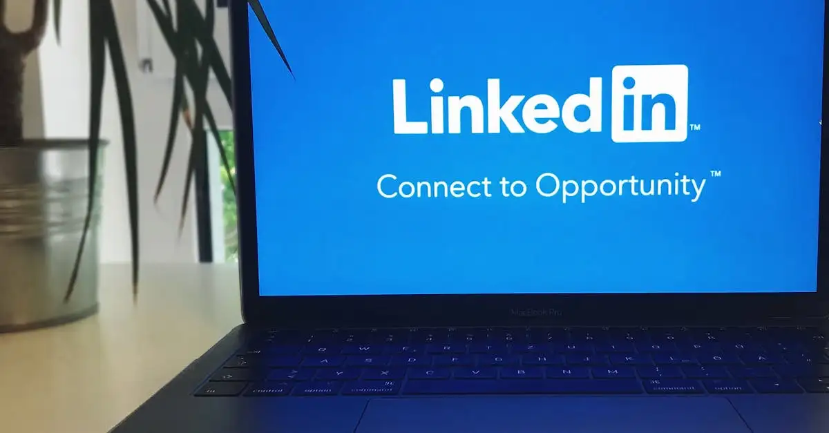 Qual foi o impacto do LinkedIn em redes profissionais desde 2003?