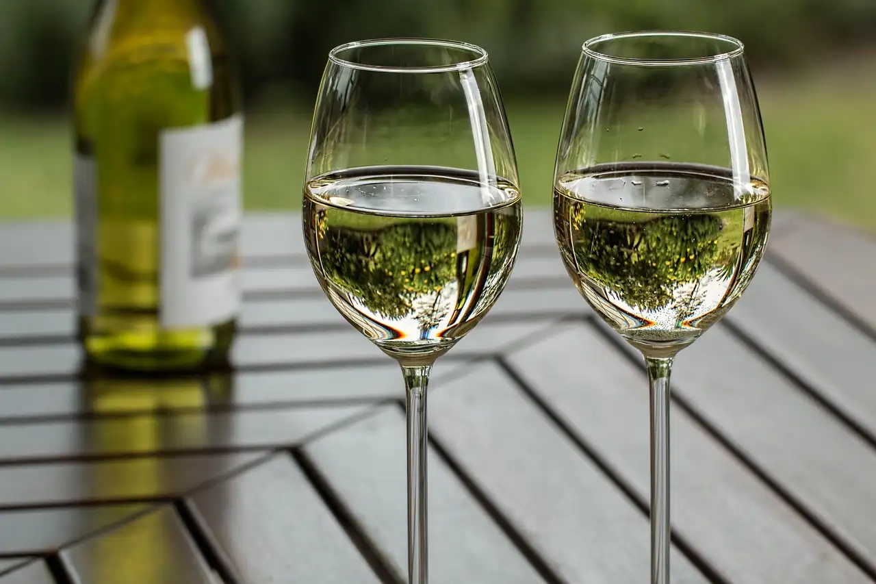 Qual vinho branco harmoniza melhor com sopa de peixe?