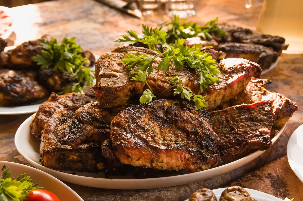 Que carne combina melhor com andijviestamppot?