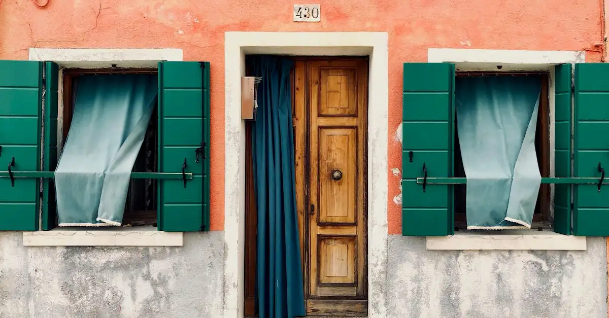 Quais cores de cortinas combinam com janelas pretas?