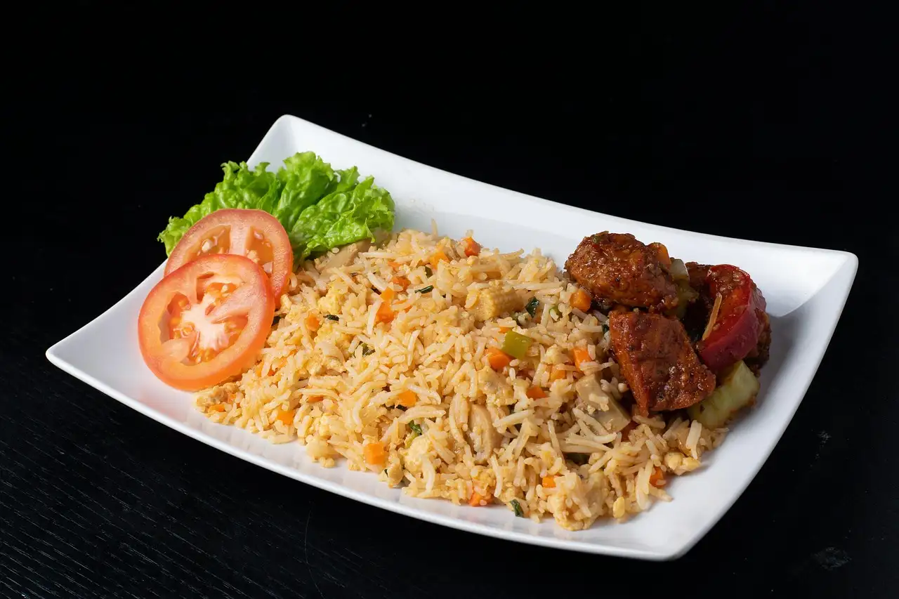 Quais pratos harmonizam perfeitamente com nasi kuning?