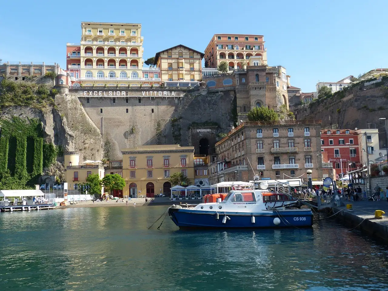 Qual a duração do voo de Amsterdã a Sorrento?