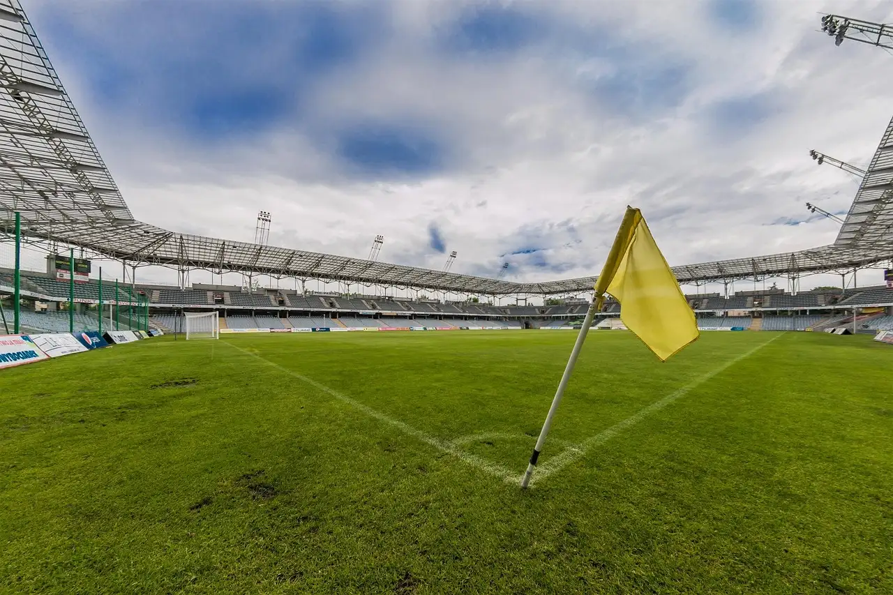Qual cidade abriga o famoso Estádio Rose Bowl?