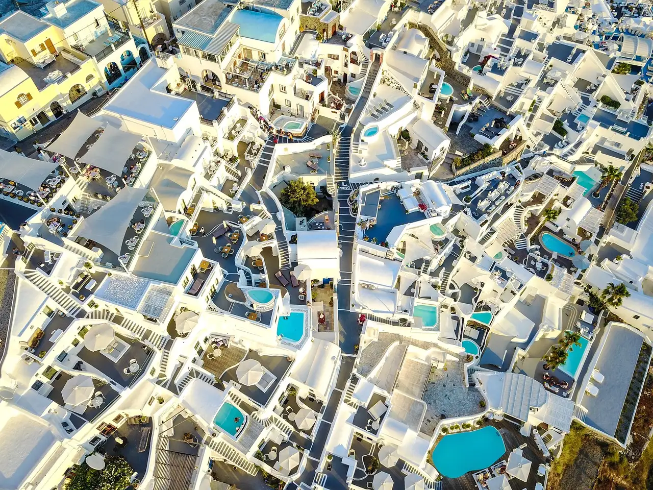 Qual é a duração do voo de Amsterdã a Santorini?