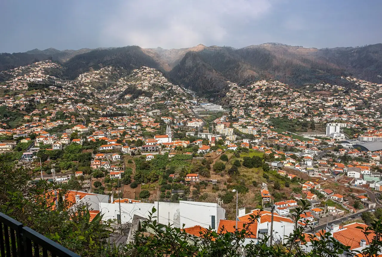 Quanto tempo dura a viagem de Amsterdã a Funchal de ônibus ou trem?